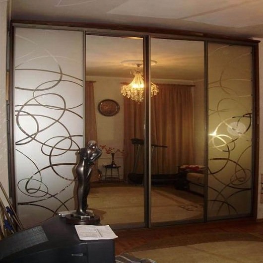 Встроенный шкаф-купе в в гостиную с бронзовым зеркалом
