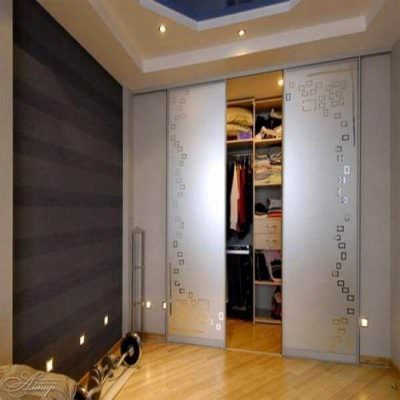 Зеркальный встроенный шкаф-купе с пескоструйным рисунком в комнату подростка