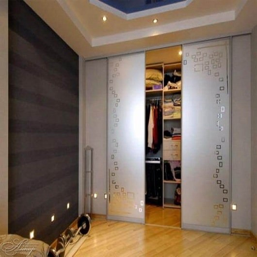 Узкий зеркальный встроенный шкаф-купе с пескоструйным рисунком для спальни